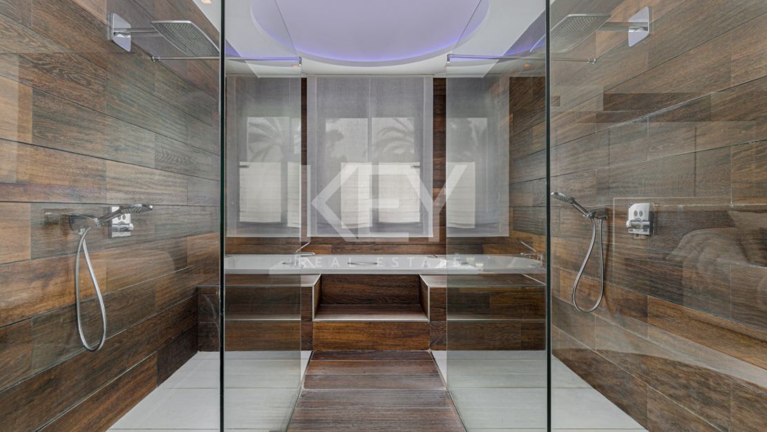 Deslumbrante apartamento dúplex de lujo frente al mar en Puerto Banús, Marbella