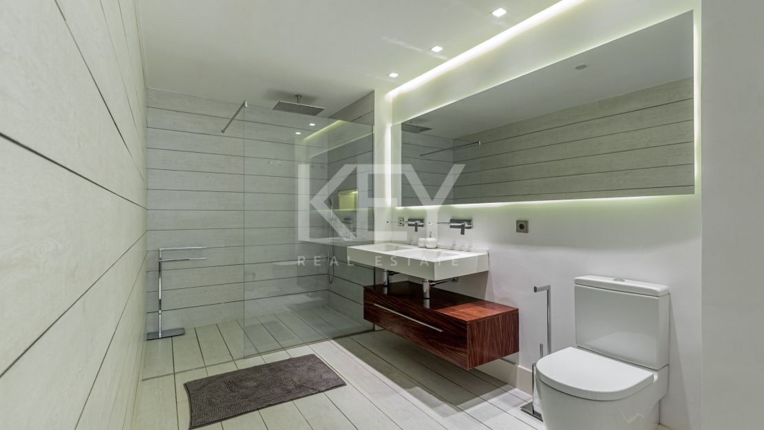 Deslumbrante apartamento dúplex de lujo frente al mar en Puerto Banús, Marbella