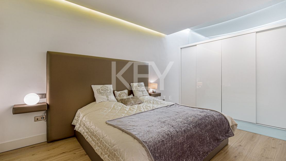 Deslumbrante apartamento dúplex de lujo frente al mar en Puerto Banús, Marbella