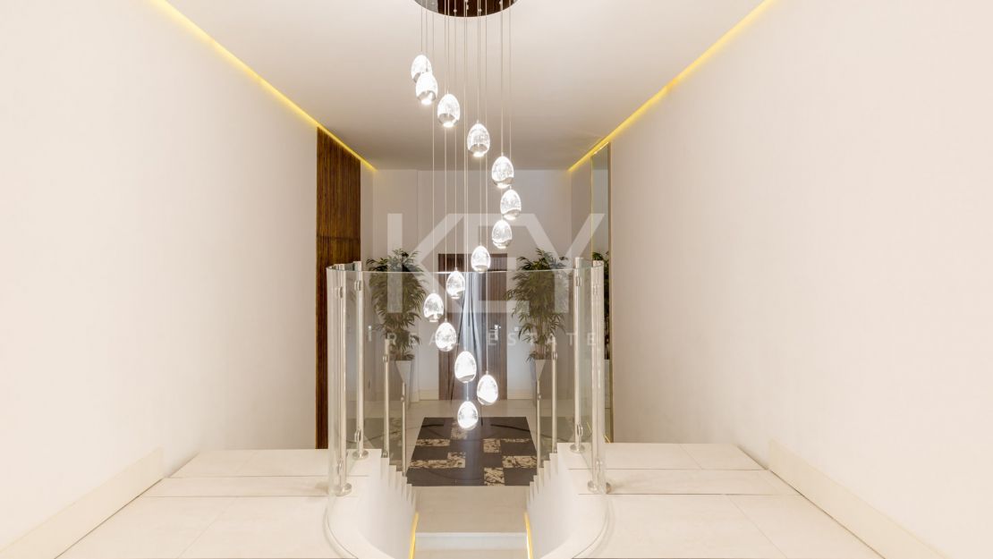 Deslumbrante apartamento dúplex de lujo frente al mar en Puerto Banús, Marbella