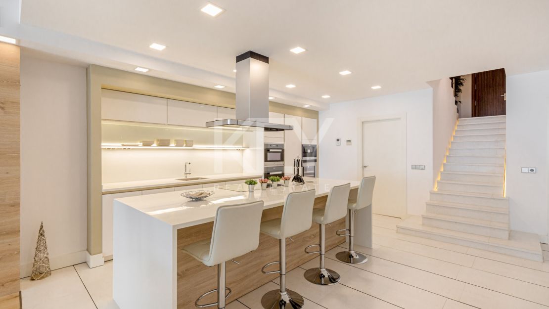 Deslumbrante apartamento dúplex de lujo frente al mar en Puerto Banús, Marbella