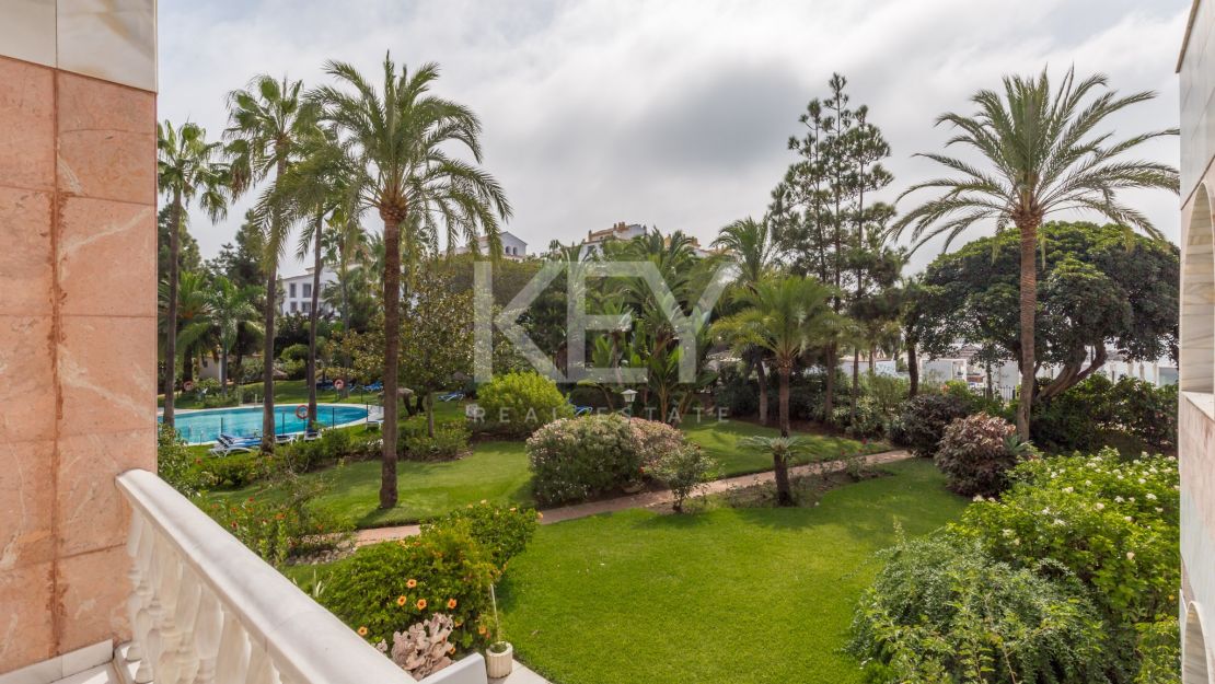 Deslumbrante apartamento dúplex de lujo frente al mar en Puerto Banús, Marbella