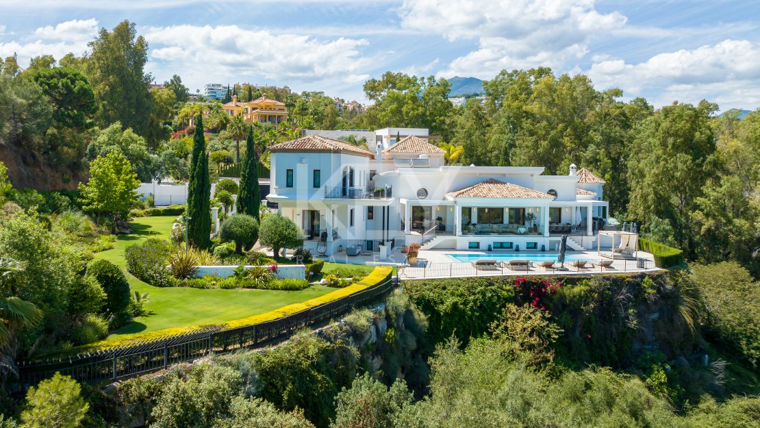 Luxury Villa with open sea views for sale in El Herrojo, Benahavis