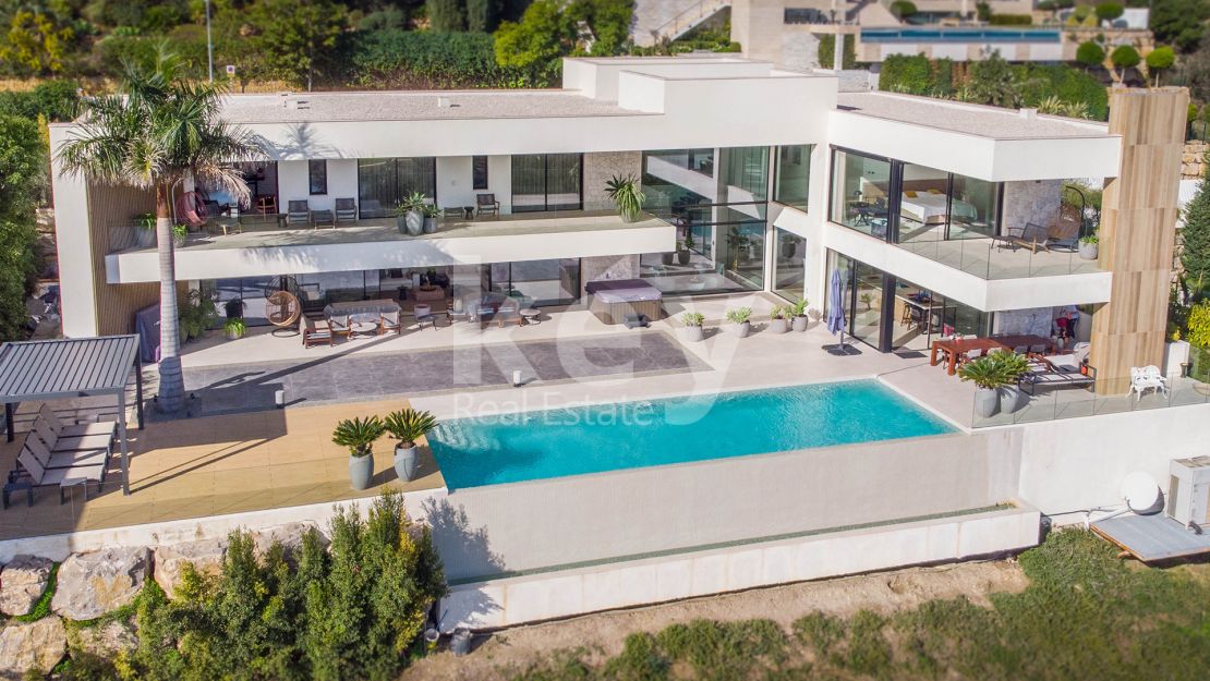 Luxury Contemporary Villa with Panoramic Views for Sale in La Alqueria, Benahavis