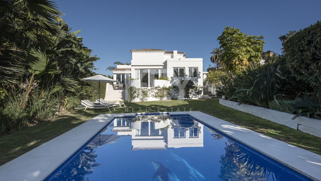 Impresionante Villa con Espectaculares Vistas a la Montaña en Las Brisas, Nueva Andalucía En Venta