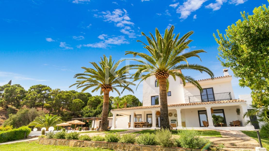 Beautiful Detached Villa With Private Tennis Court for Short-Term Rent in Estepona