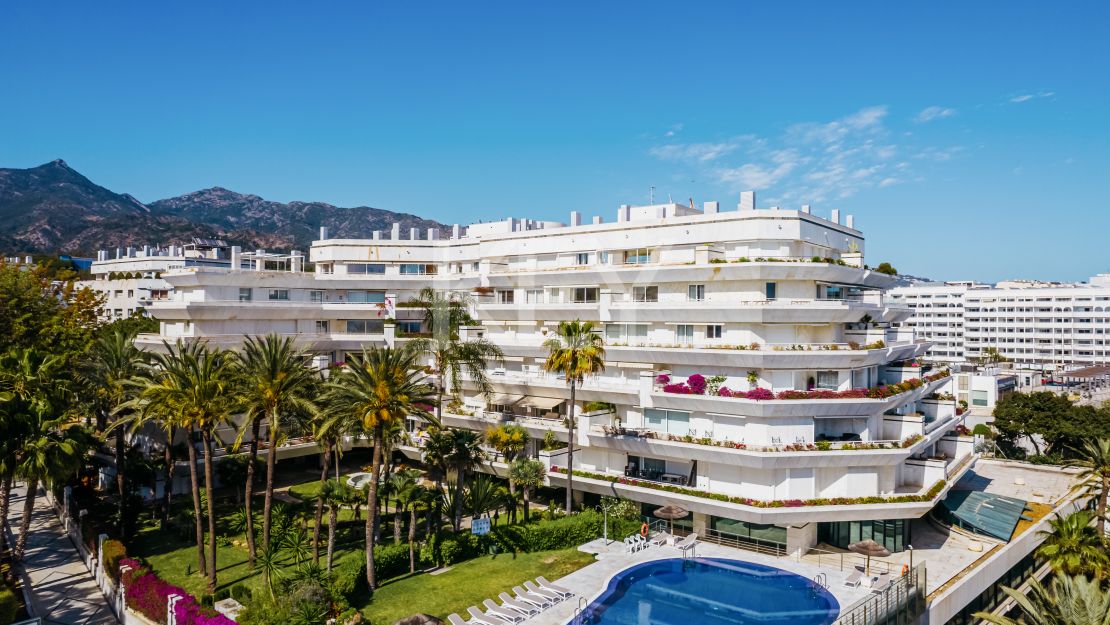 Lujoso Apartamento en Primera Línea de Playa en Venta en Mare Nostrum, Marbella