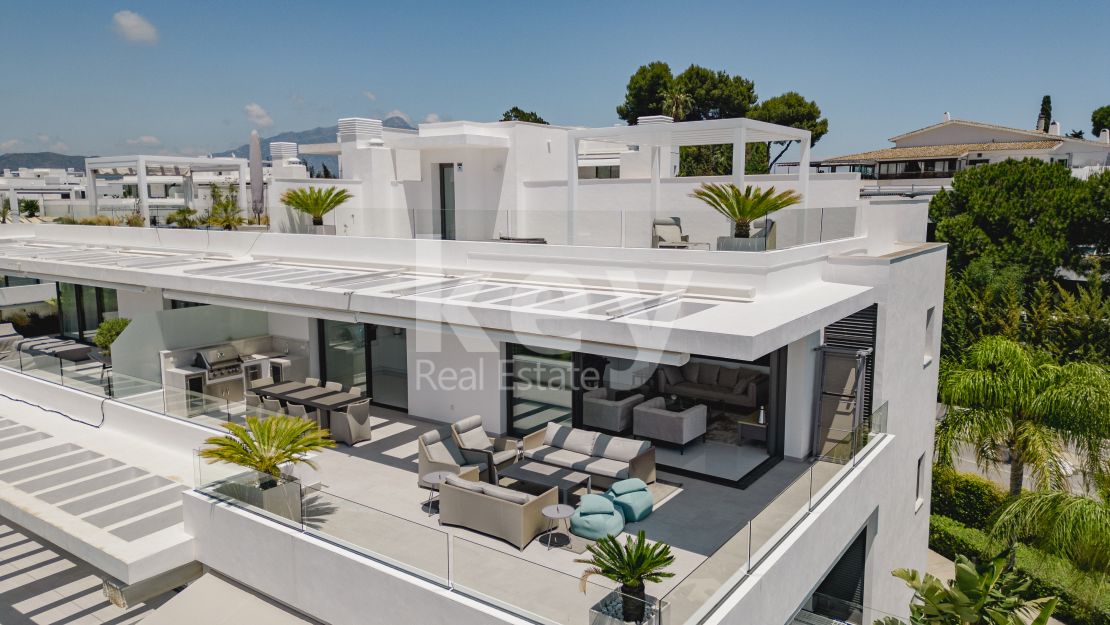 Amazing duplex penthouse for sale in Cataleya, Estepona