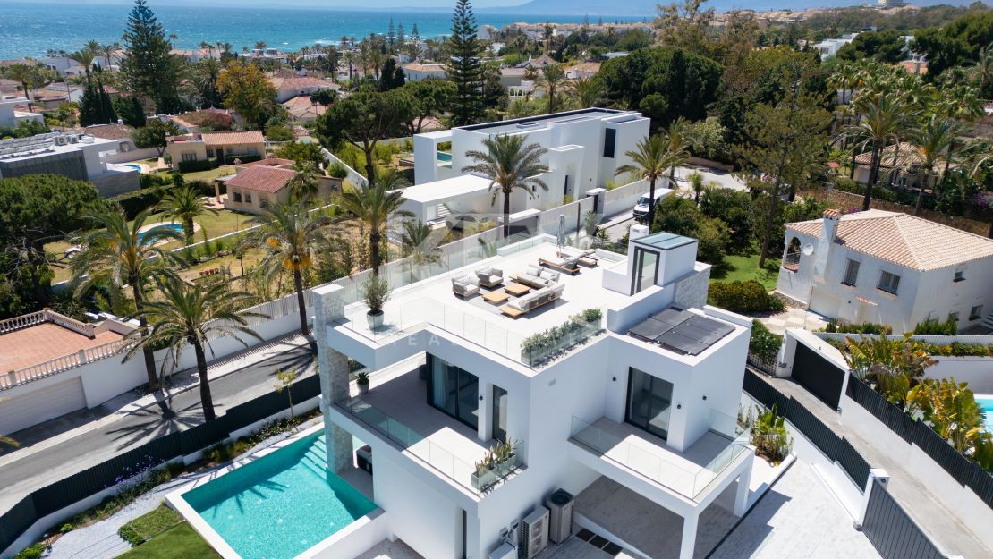 Elegant villa for sale in Marbella East, Marbella