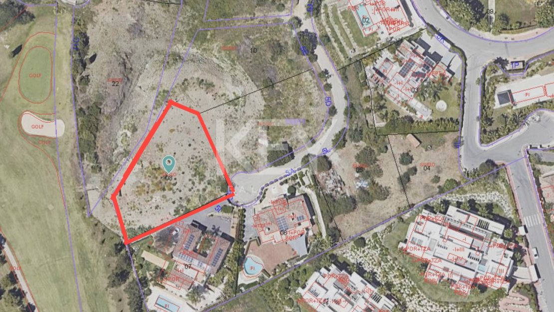 Frontline golf plot for sale  in La Alqueria, Benahavis.