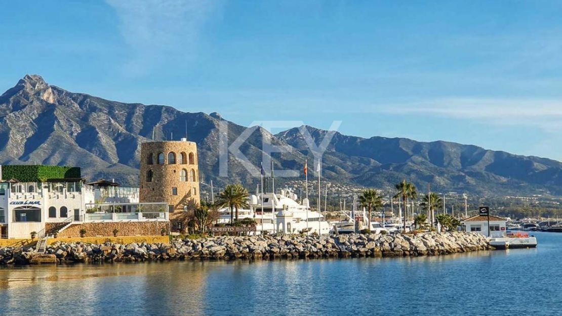 Luxurious villa with golf and sea views for sale in La Reserva, Sotogrande