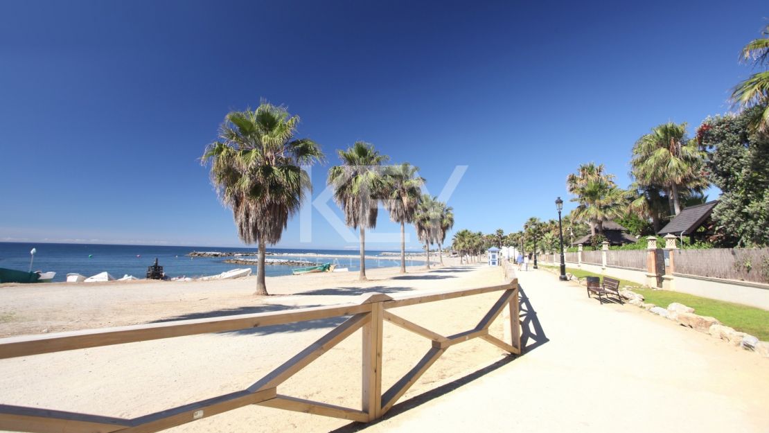 Luxurious villa with golf and sea views for sale in La Reserva, Sotogrande