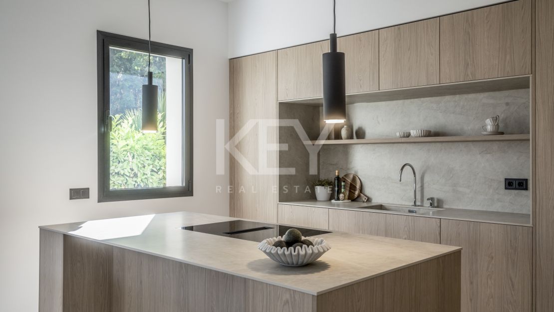 Elegant ground floor apartment with designer interiors in Altos Reales, Marbella Golden Mile