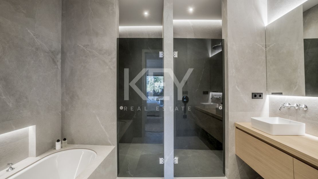 Elegant ground floor apartment with designer interiors in Altos Reales, Marbella Golden Mile