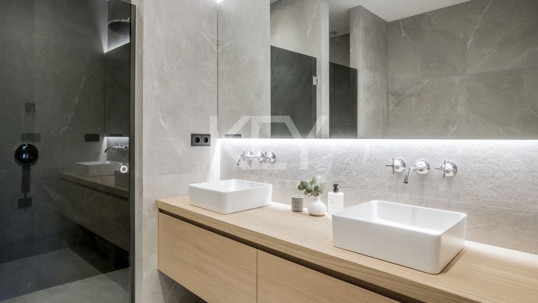 Elegant ground floor apartment with designer interiors in Altos Reales, Marbella Golden Mile