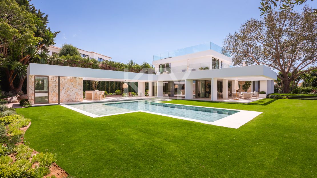 Villa moderna con vistas al golf en venta en Nueva Andalucía, Marbella
