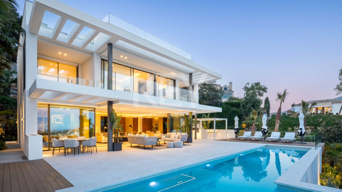 Lujosa villa con fantásticas vistas al mar en venta en La Quinta, Benahavis