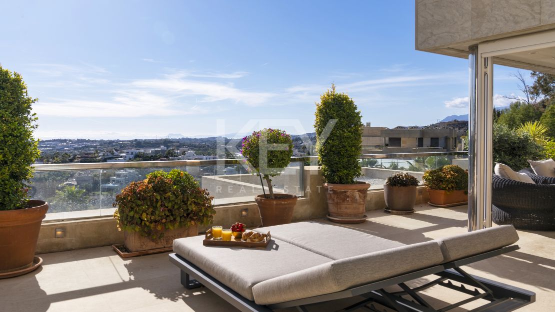 Impresionante apartamento con impresionantes vistas al mar en venta en Nueva Andalucía, Marbella