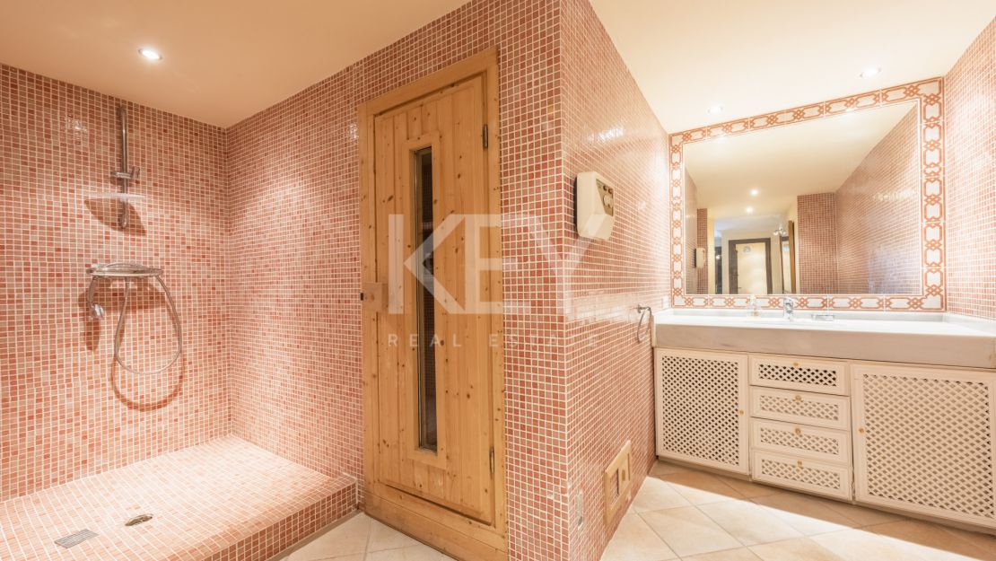 Lujosa villa en venta en Las Brisas, Nueva Andalucía, Marbella