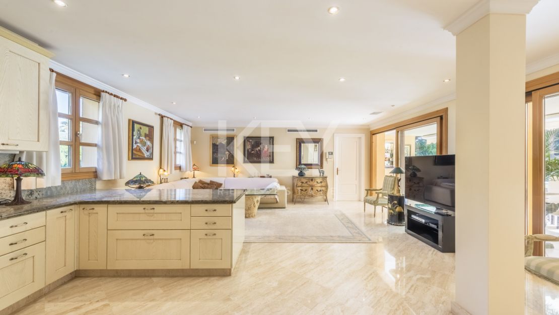 Lujosa villa en venta en Las Brisas, Nueva Andalucía, Marbella