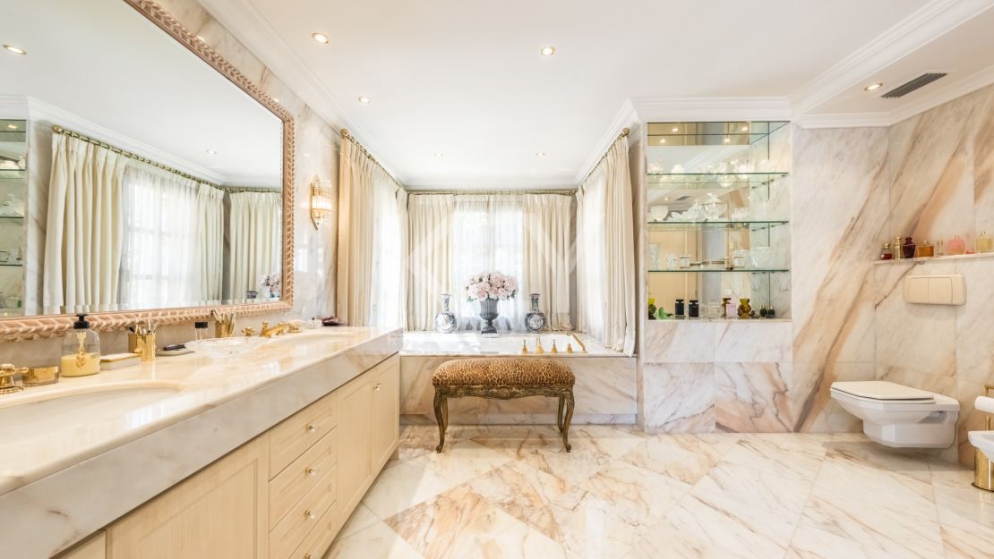 Lujosa villa en venta en Las Brisas, Nueva Andalucía, Marbella