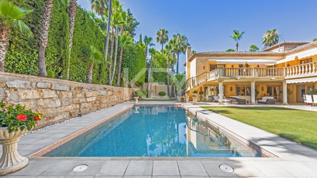Lujosa villa en venta en Las Brisas, Nueva Andalucía, Marbella