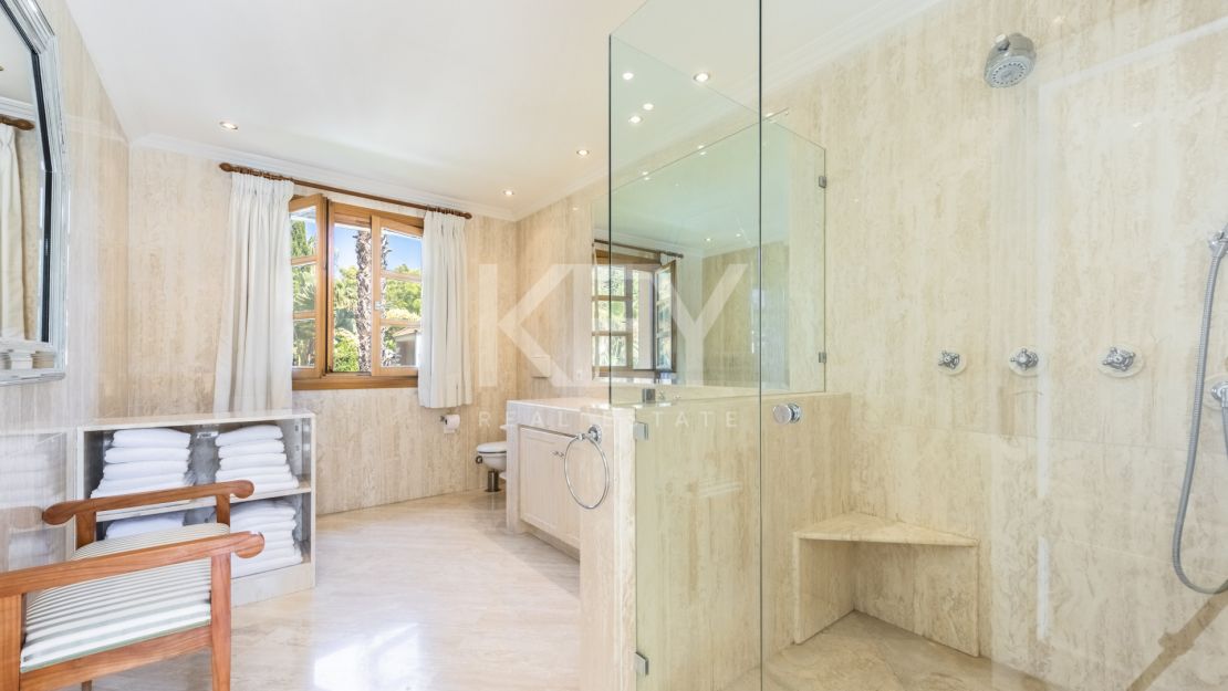 Lujosa villa en venta en Las Brisas, Nueva Andalucía, Marbella