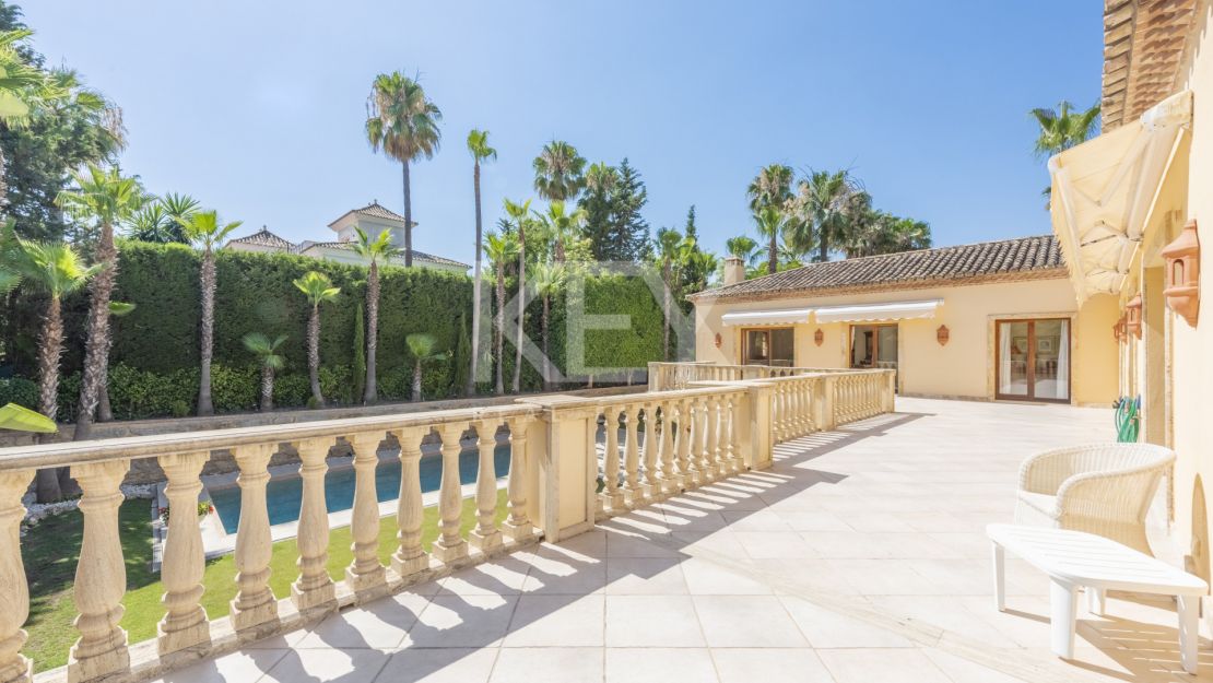 Lujosa villa en venta en Las Brisas, Nueva Andalucía, Marbella
