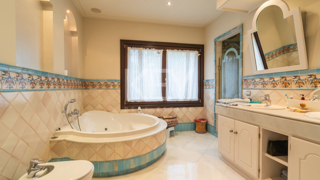 Потрясающая вилла на продажу на Золотой Миле, Марбея