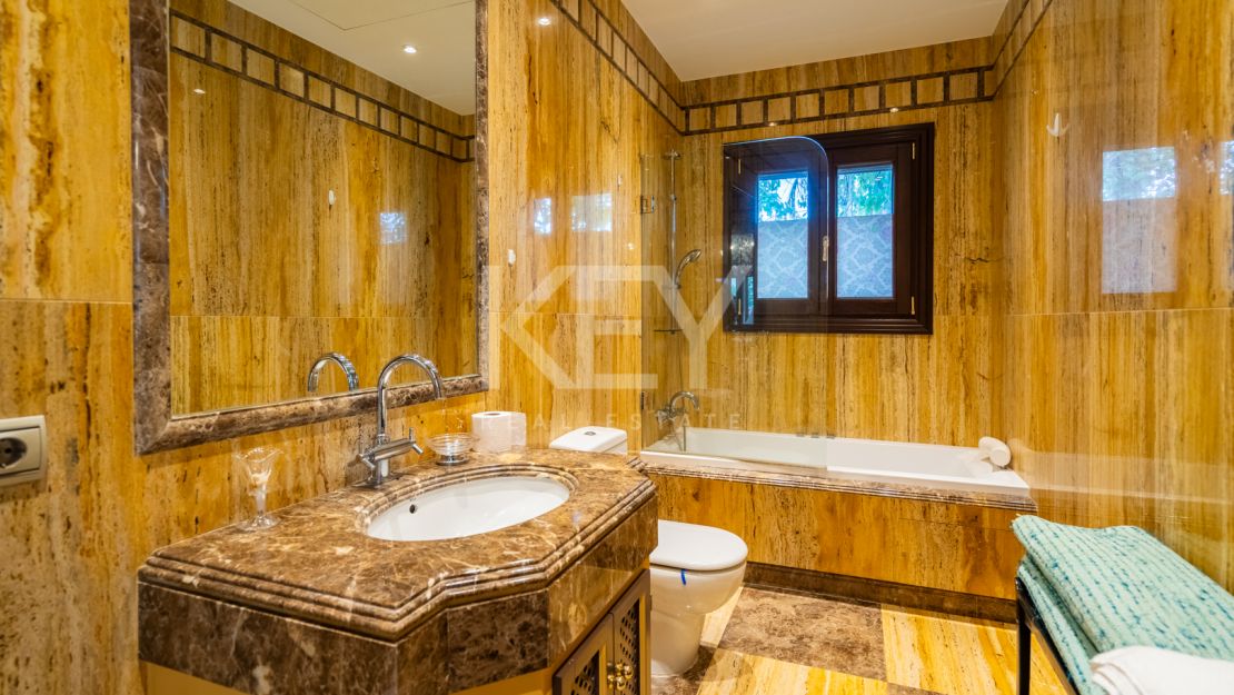 Потрясающая вилла на продажу на Золотой Миле, Марбея