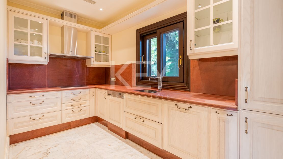 Потрясающая вилла на продажу на Золотой Миле, Марбея