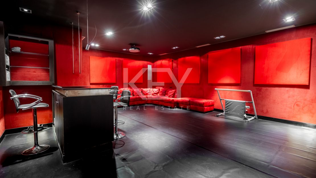 Потрясающая вилла на продажу на Золотой Миле, Марбея