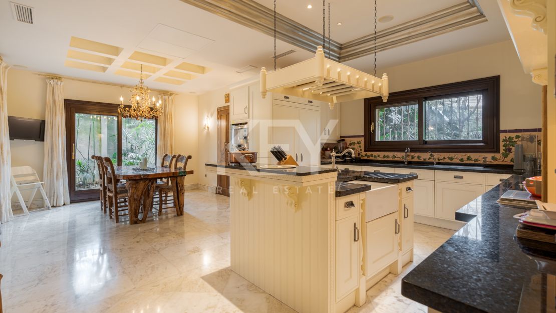 Потрясающая вилла на продажу на Золотой Миле, Марбея