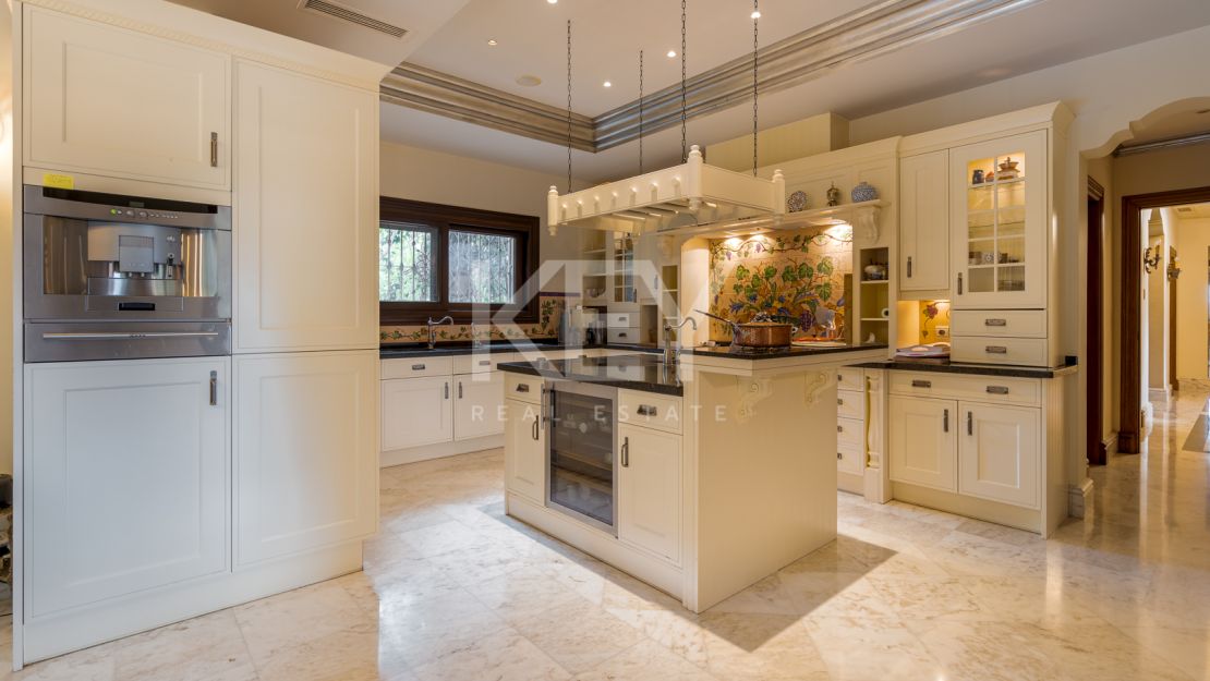 Потрясающая вилла на продажу на Золотой Миле, Марбея