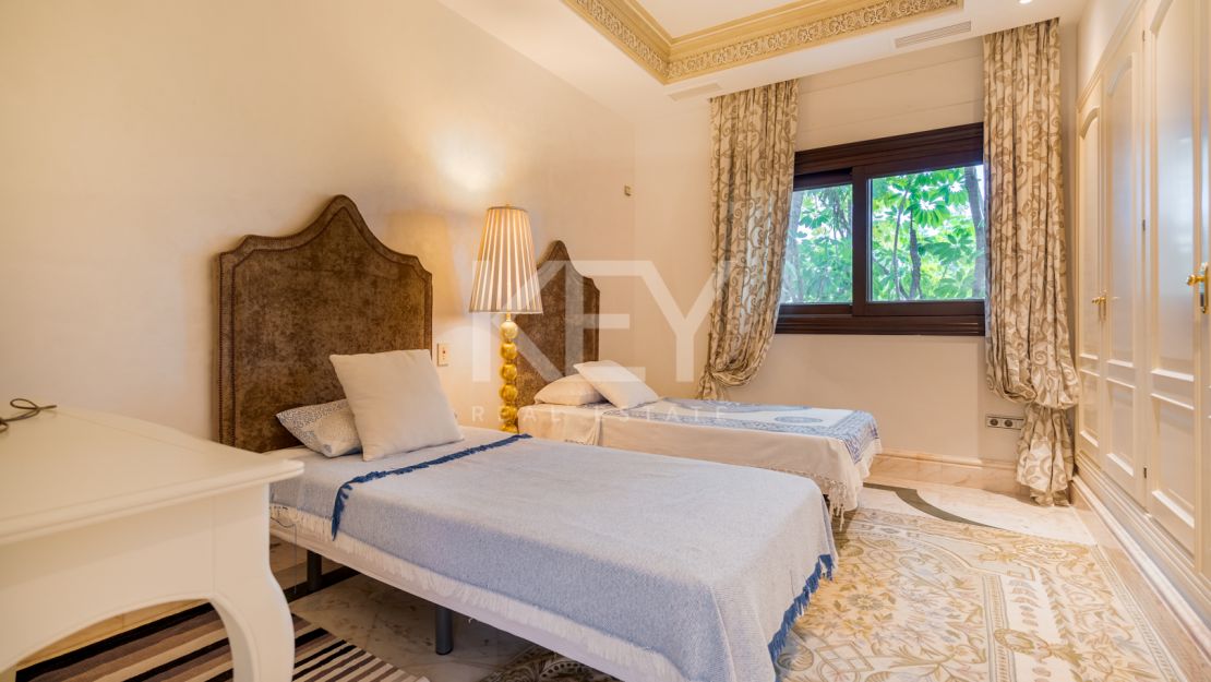 Потрясающая вилла на продажу на Золотой Миле, Марбея