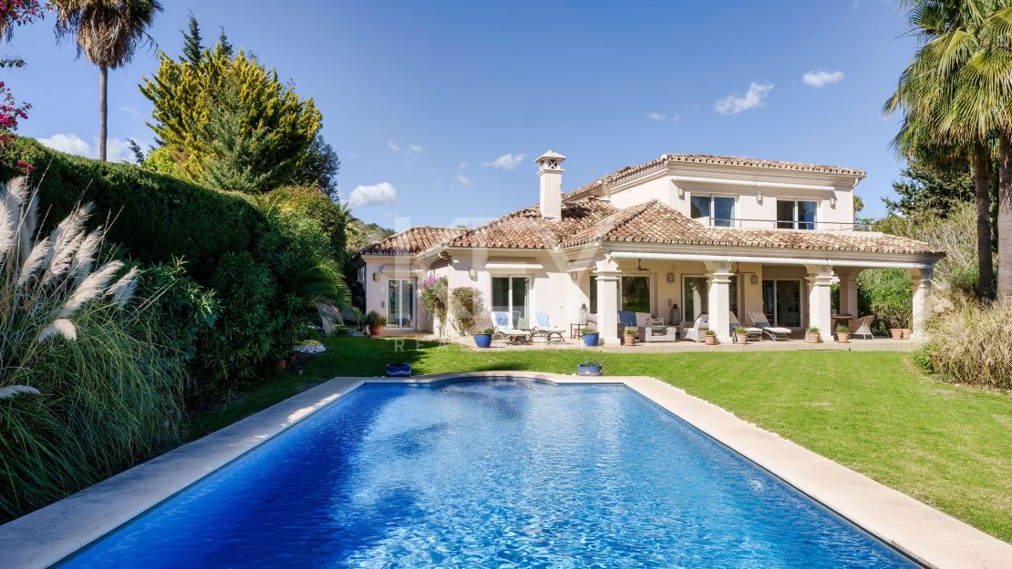 Encantadora villa familiar en venta con vistas al golf en Nueva Andalucía, Marbella