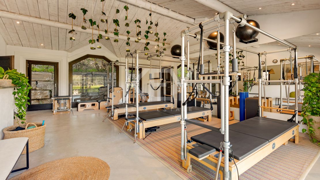 Современная и просторная вилла в продаже в Лас Флорес, Бенаавис