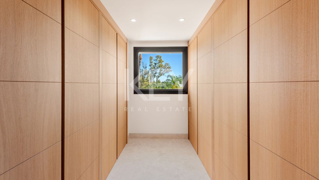 Современная и просторная вилла в продаже в Лас Флорес, Бенаавис