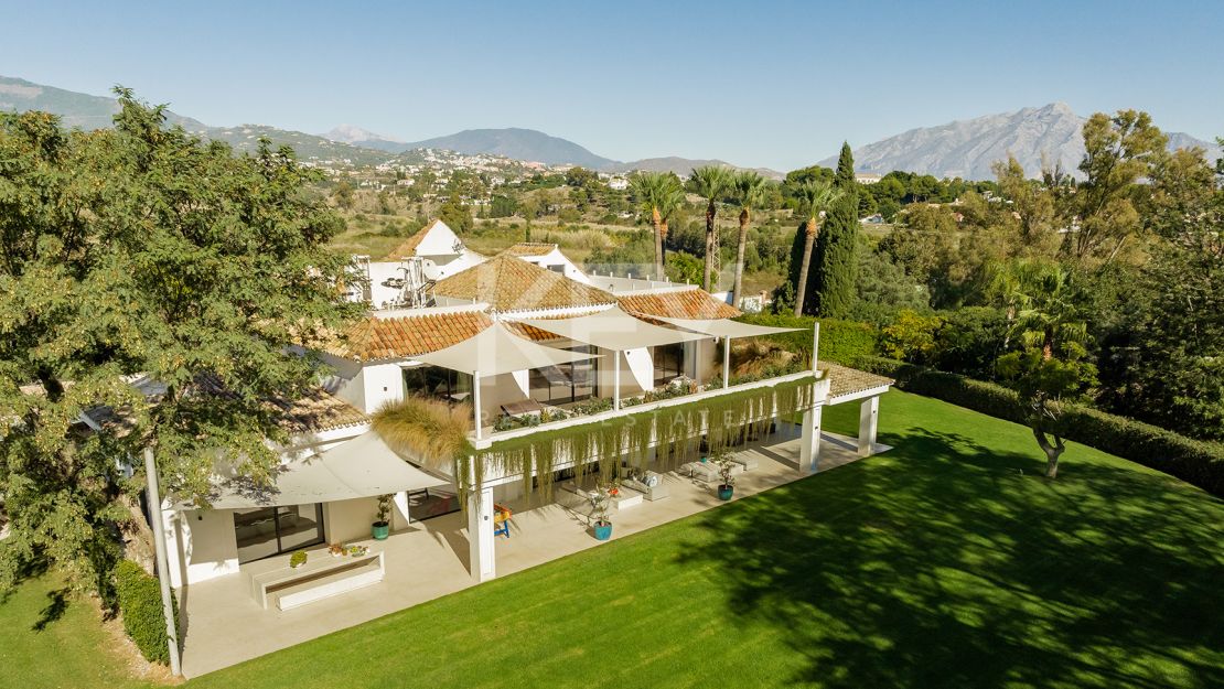 Современная и просторная вилла в продаже в Лас Флорес, Бенаавис