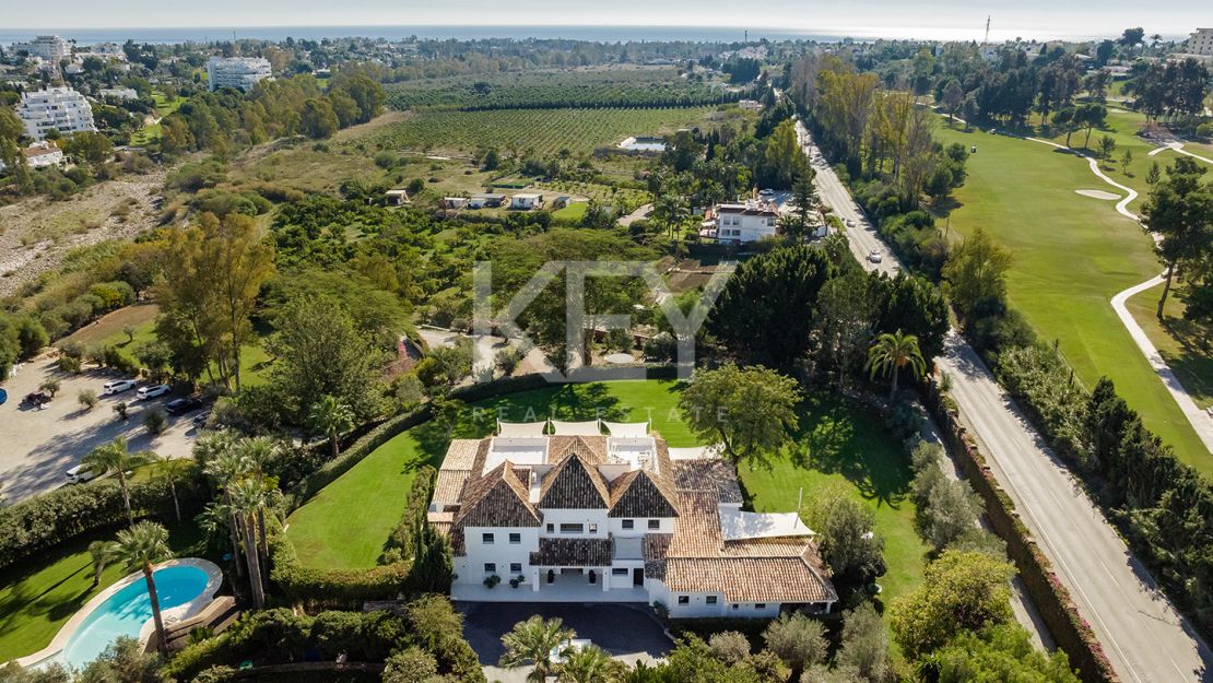 Современная и просторная вилла в продаже в Лас Флорес, Бенаавис