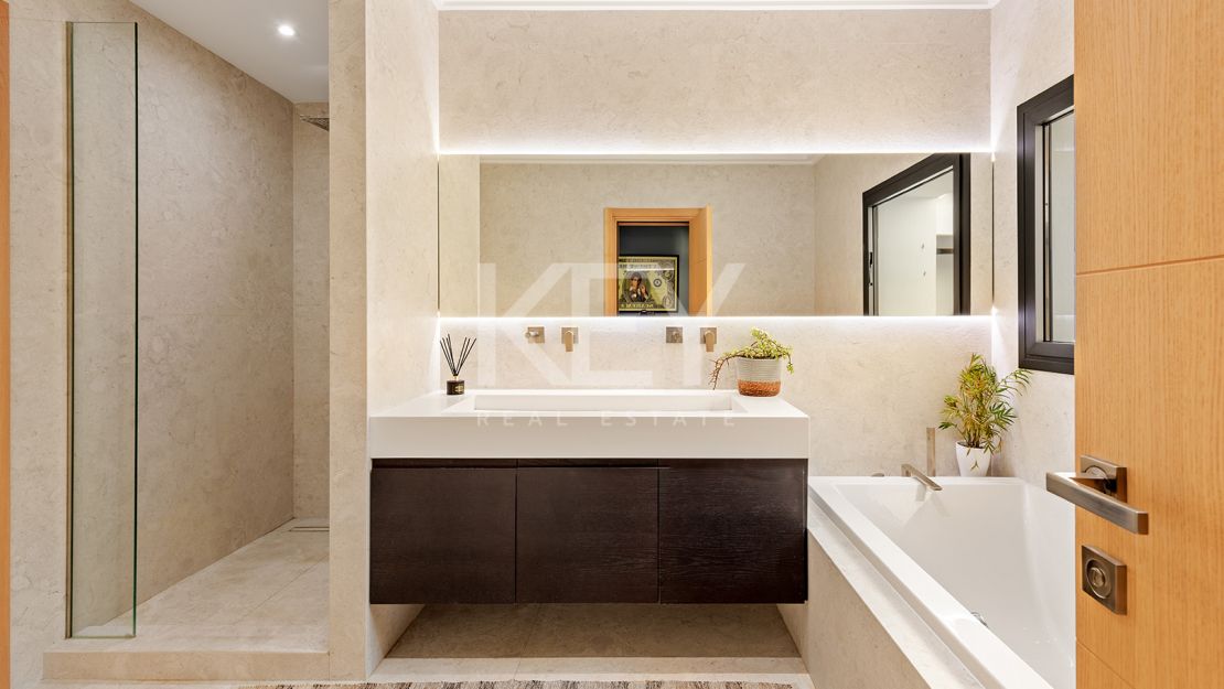 Современная и просторная вилла в продаже в Лас Флорес, Бенаавис