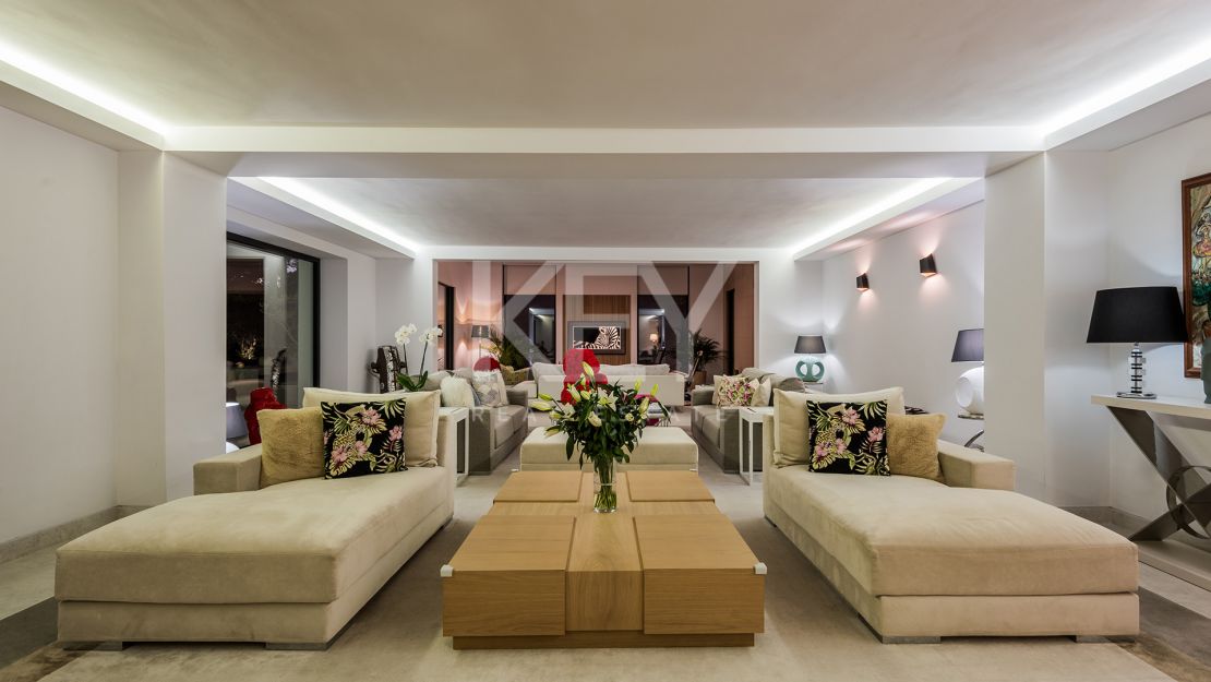 Современная и просторная вилла в продаже в Лас Флорес, Бенаавис