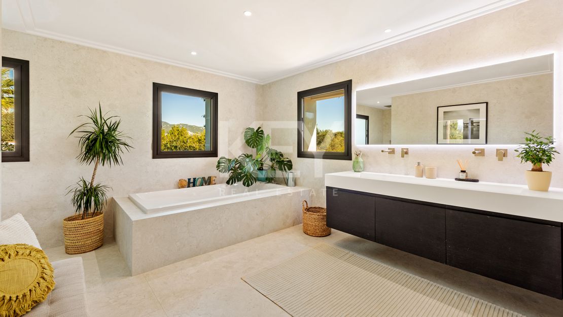 Современная и просторная вилла в продаже в Лас Флорес, Бенаавис