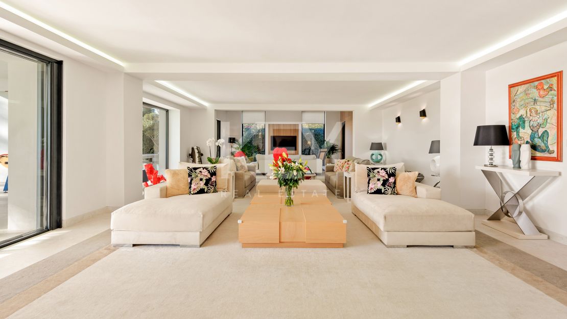 Современная и просторная вилла в продаже в Лас Флорес, Бенаавис