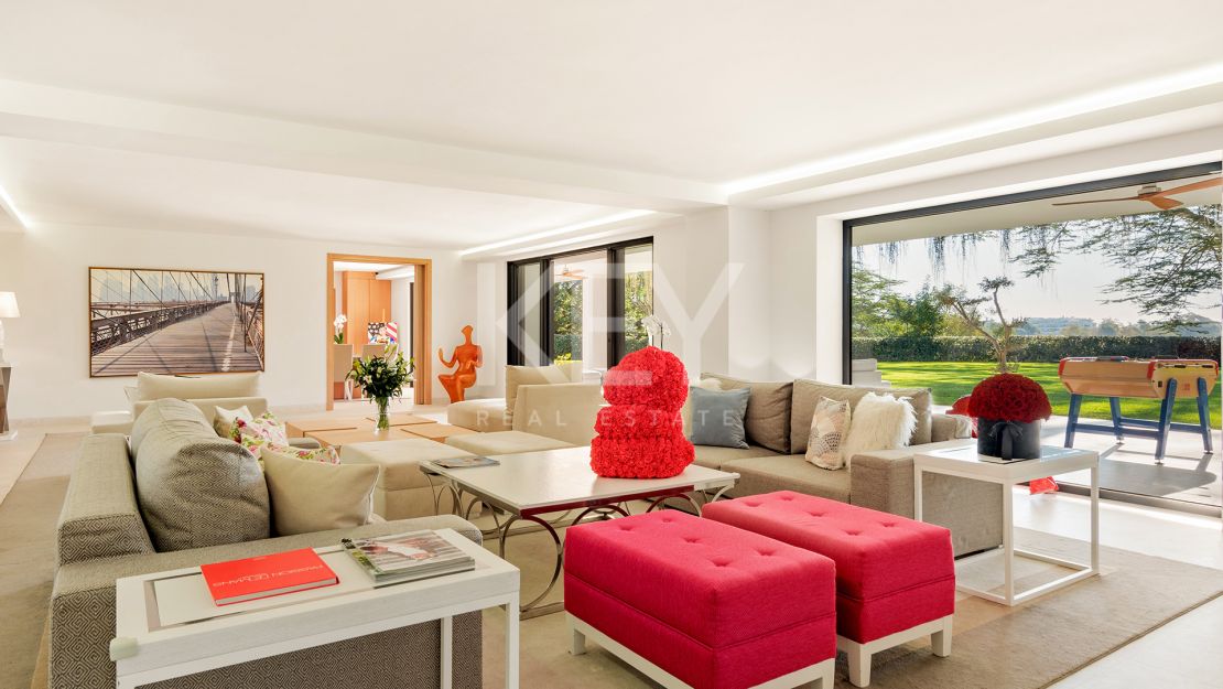 Современная и просторная вилла в продаже в Лас Флорес, Бенаавис