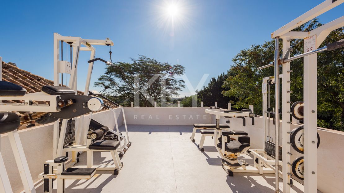 Современная и просторная вилла в продаже в Лас Флорес, Бенаавис