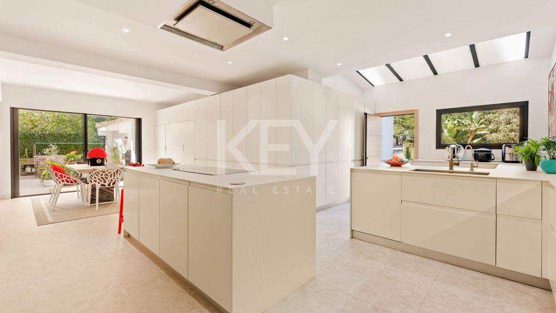 Современная и просторная вилла в продаже в Лас Флорес, Бенаавис