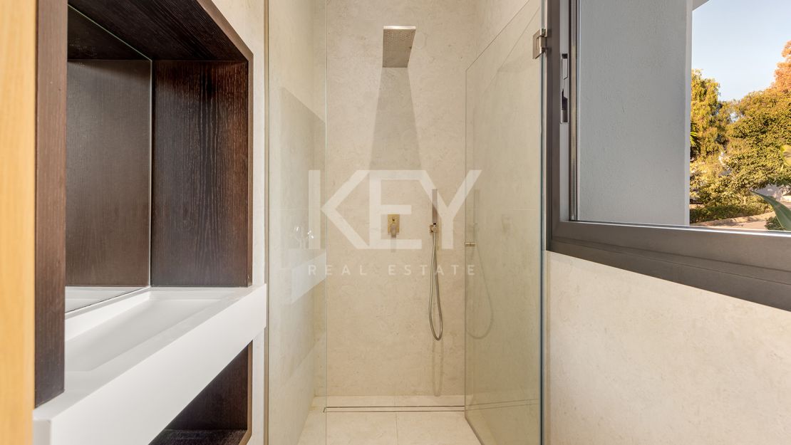 Современная и просторная вилла в продаже в Лас Флорес, Бенаавис