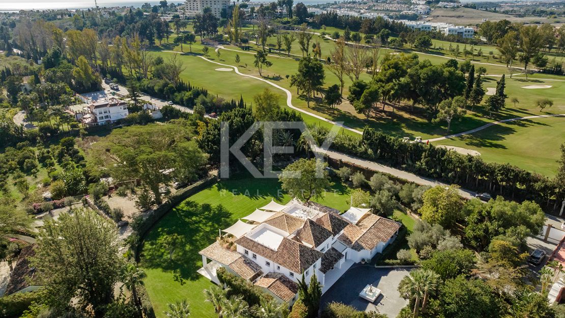 Современная и просторная вилла в продаже в Лас Флорес, Бенаавис