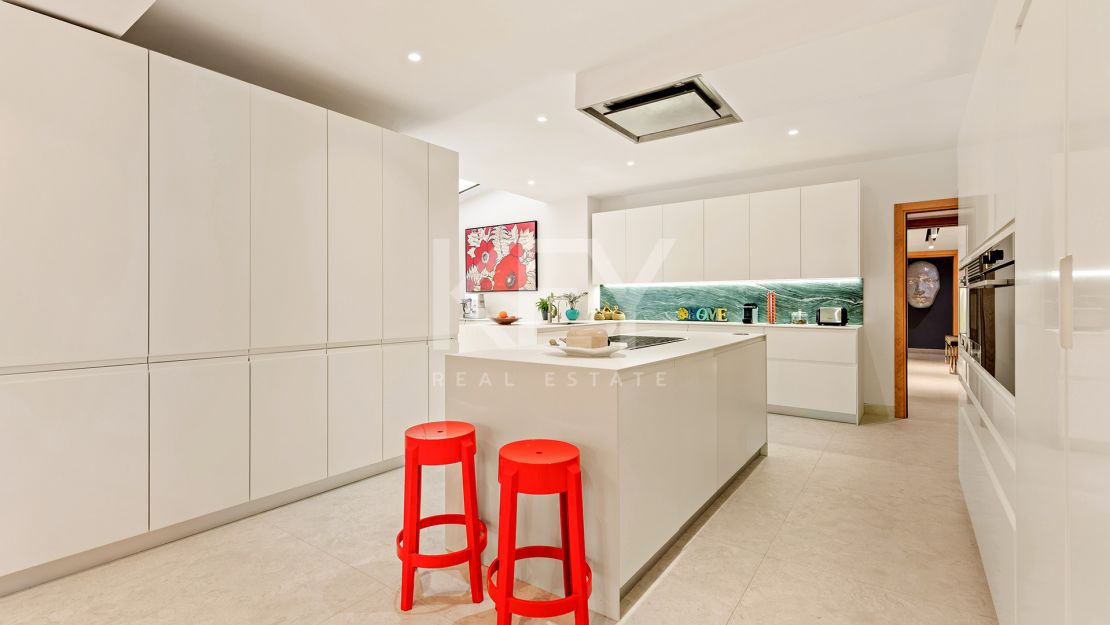 Современная и просторная вилла в продаже в Лас Флорес, Бенаавис